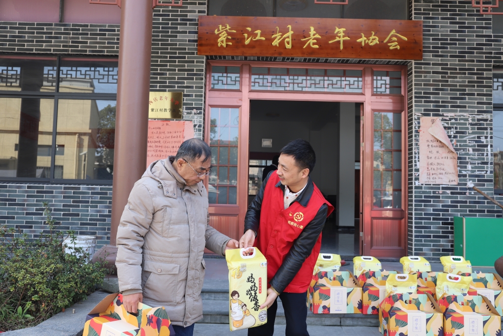 暖春意，敬老情-乐鱼买球-乐鱼中国多年坚持慰问孤寡老人